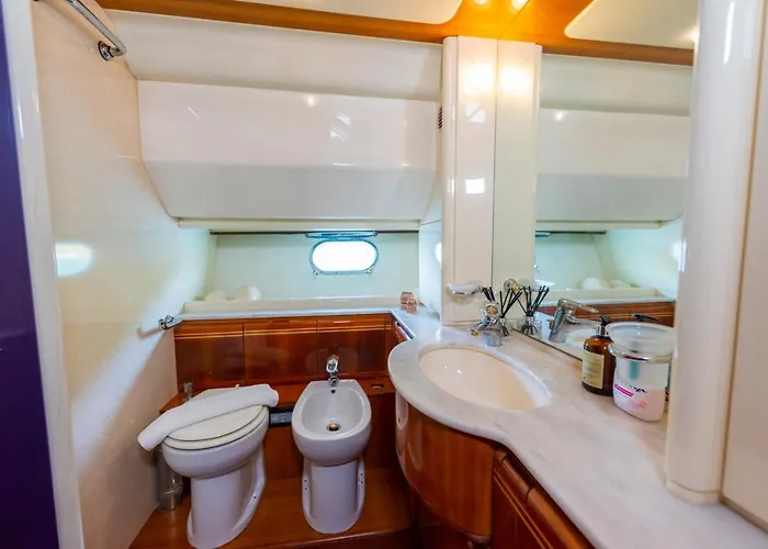 Odin Luxury Motor Yacht דלמן