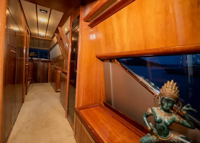 Odin Luxury Motor Yacht דלמן