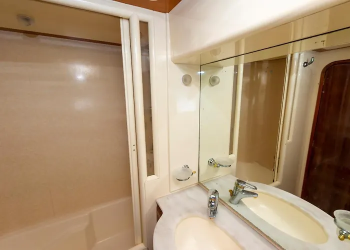 Odin Luxury Motor Yacht דלמן